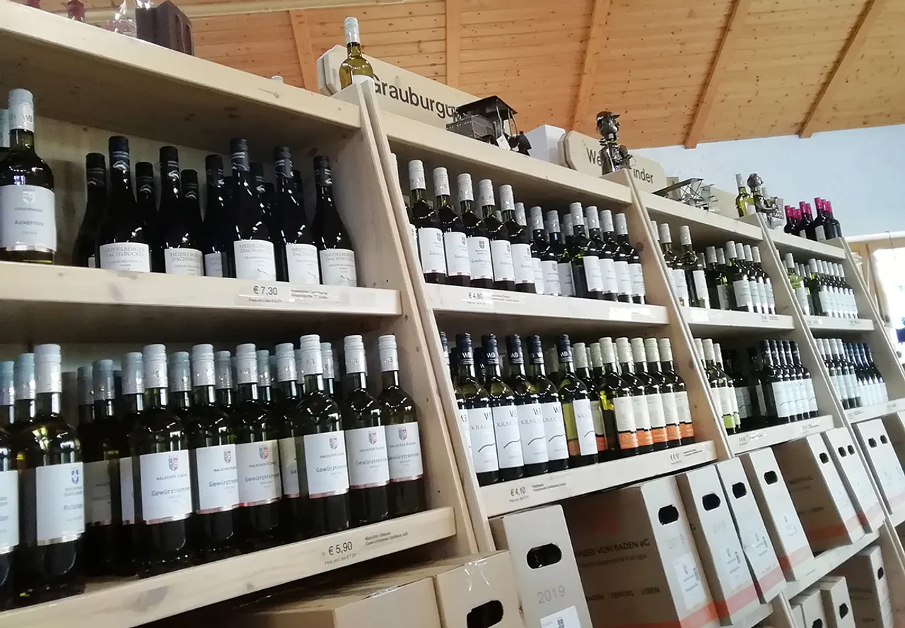 Gut gefüllte Weinregale mit vielen Flaschen in einer Vinothek