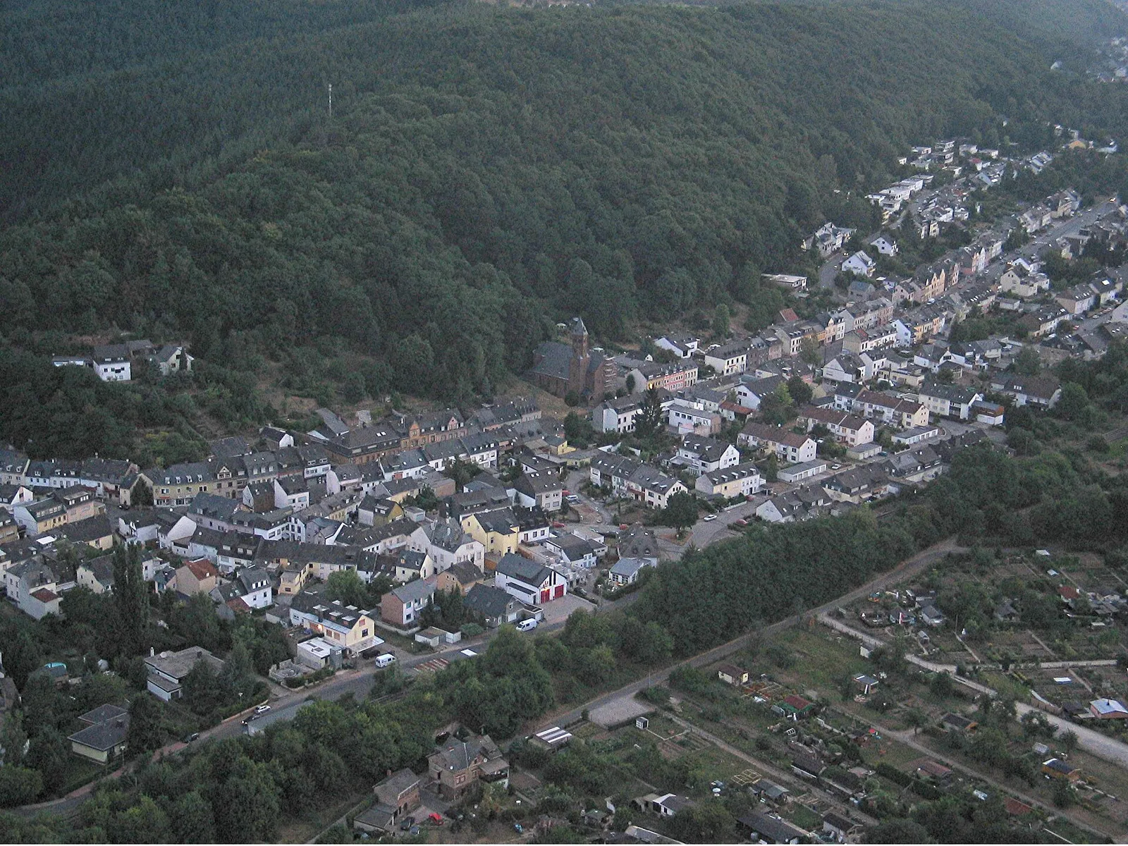 Luftaufnahme des Trierer Stadtteils Biewer an der Mosel