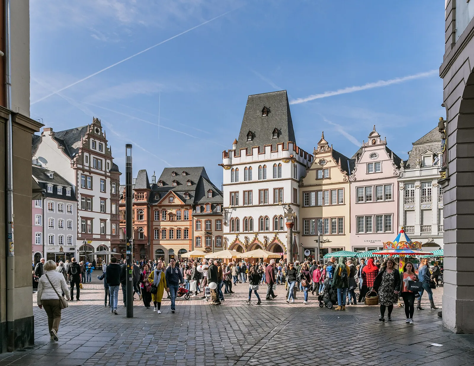 Hauptmarkt in Trier mit historischen Bürgerhäusern