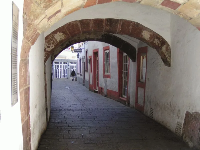 Blick in die mittelalterliche Judengasse in Trier mit der historischen Judenpforte