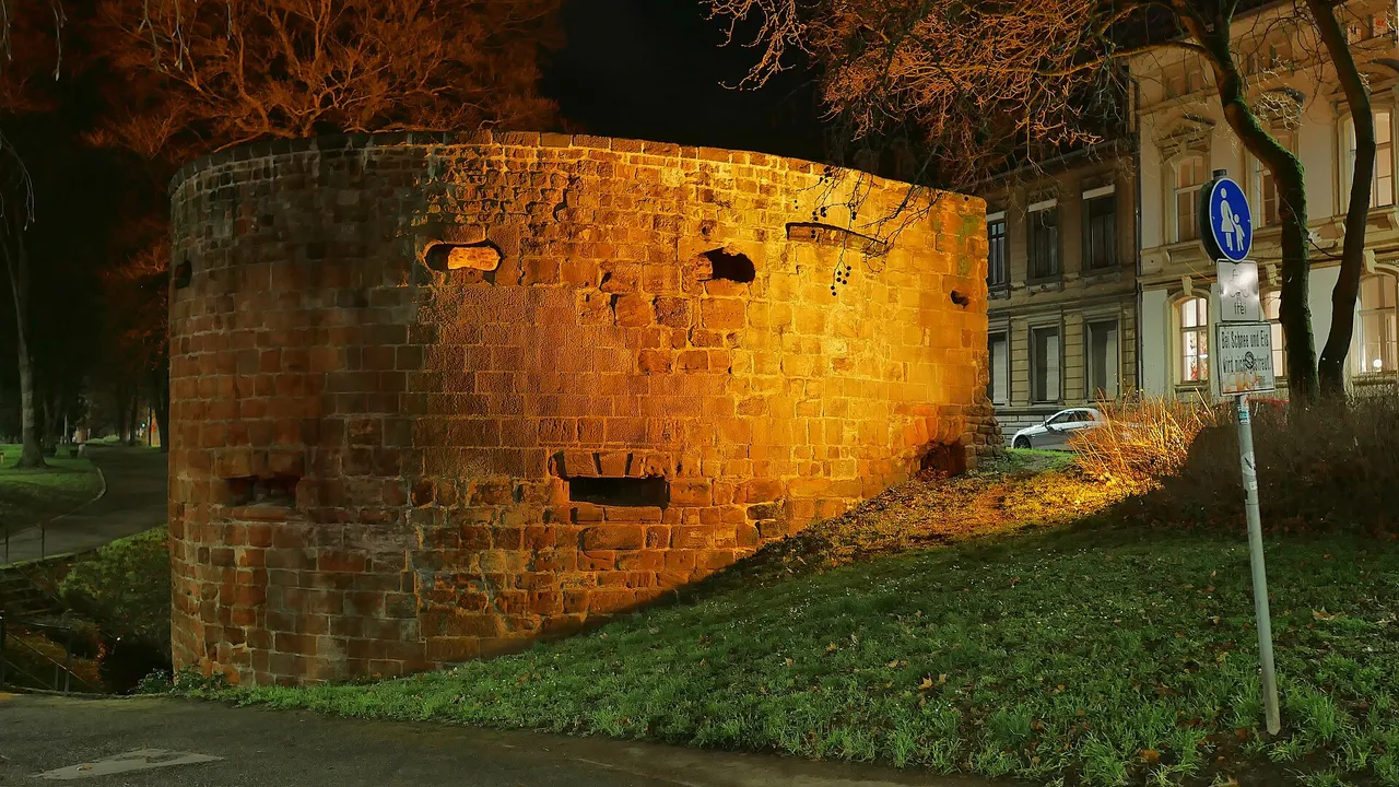 Erhaltener Turm der mittelalterlichen Stadtbefestigung an der Bastion Südallee in Trier