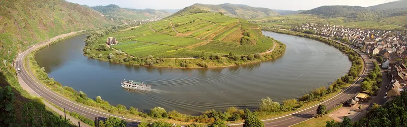 Blick auf die Moselschleife bei Bremm mit steilen Weinbergen im Abendlicht