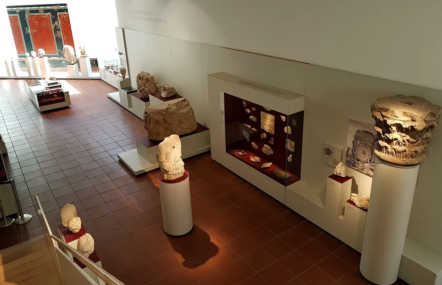 Ausstellungssaal im Rheinischen Landesmuseum Trier mit römischen Fresken