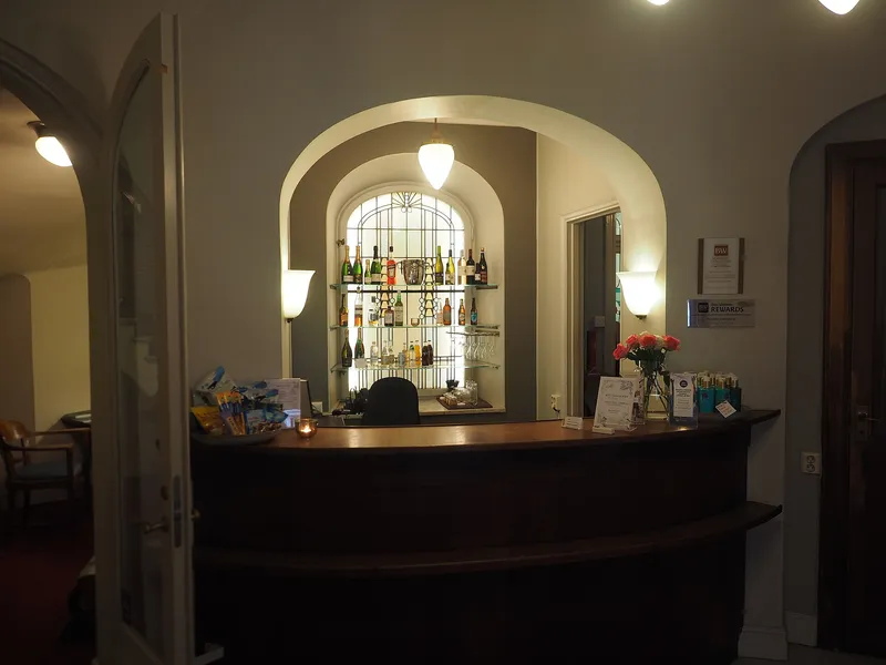 Empfangstresen in der Lobby eines Hotels