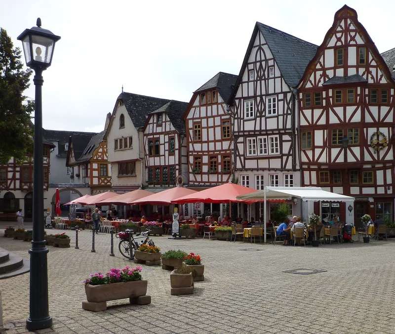 Straßencafés auf einem Platz in einer historischen Altstadt