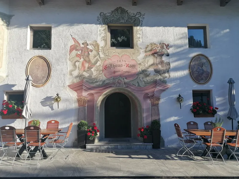 Fassade eines gemütlichen ländlichen Gasthofs