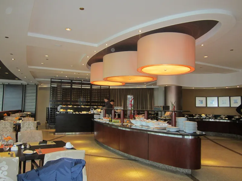 Reich gedecktes Frühstücksbuffet in einem Hotel