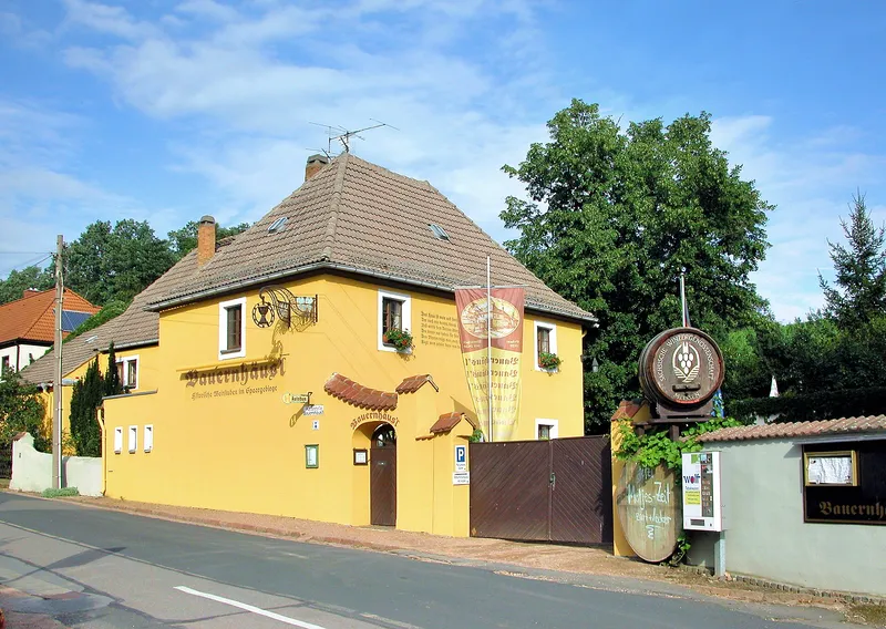 Rustikale Weinstube mit Holzeinrichtung und gedeckten Tischen