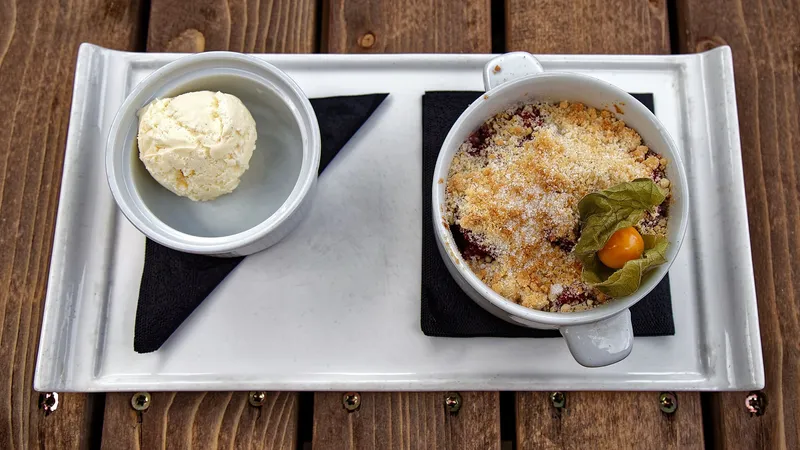 Nahaufnahme eines Desserts aus Brombeeren und Apfel