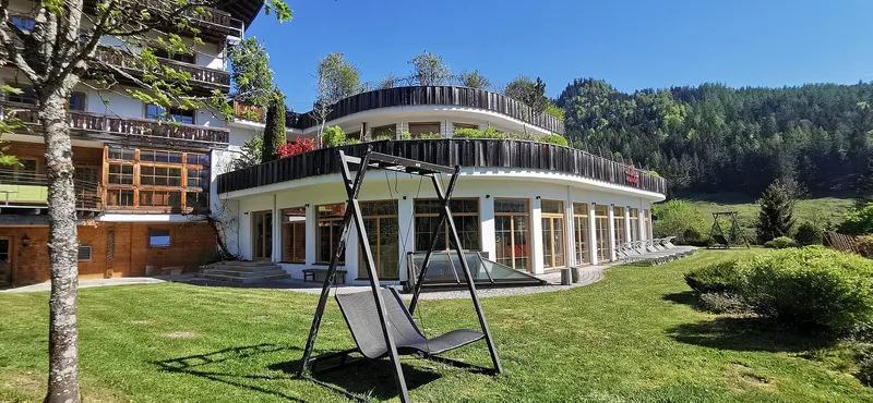 Wellness- und Spa-Bereich eines Hotels mit Blick in den Garten