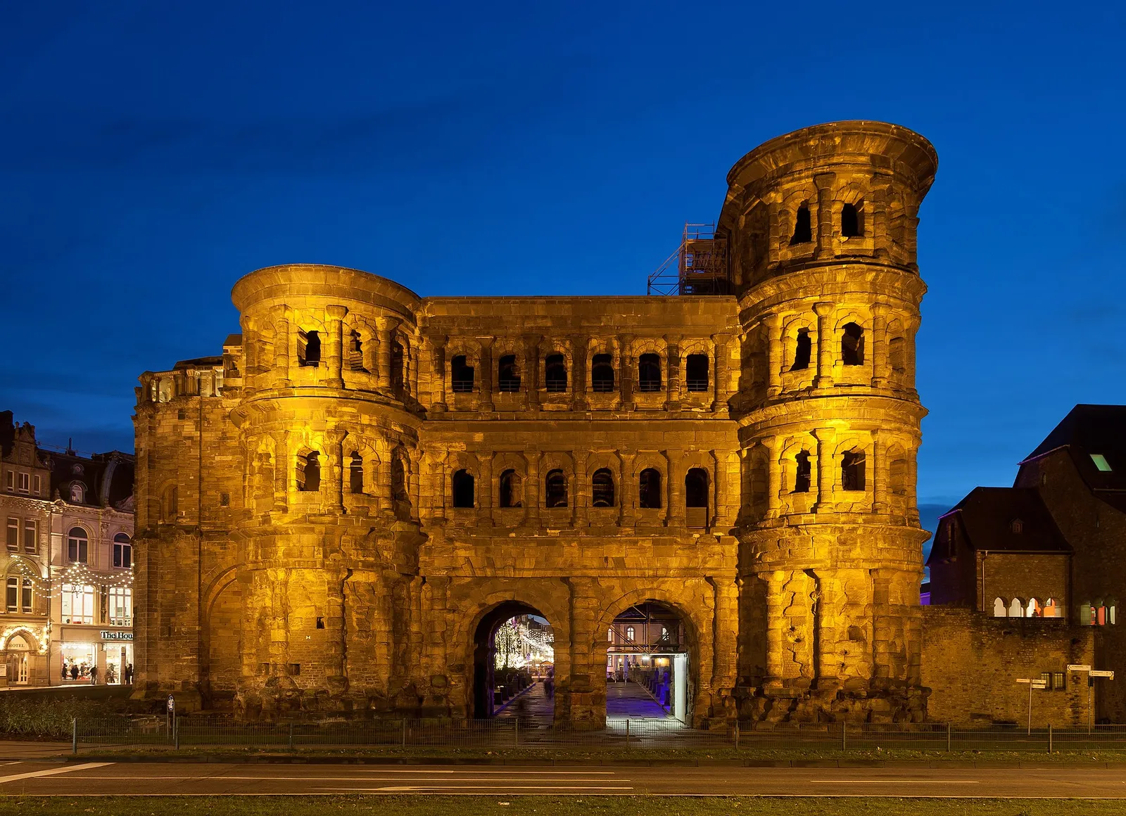 Die Porta Nigra in Trier am Abend, stimmungsvoll angestrahlt