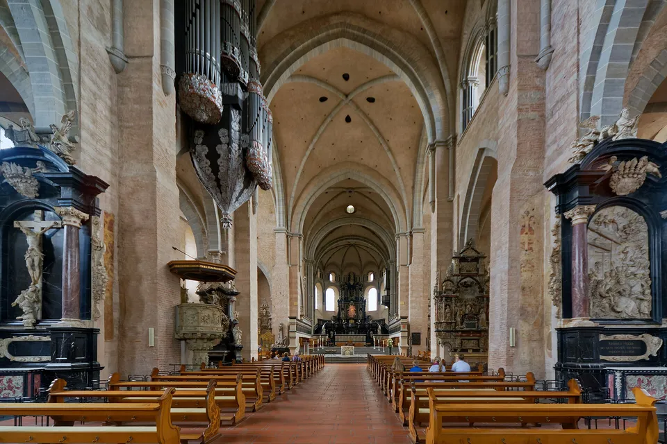 Der Innenraum des Trierer Doms mit hohen Säulen und barocker Ausstattung