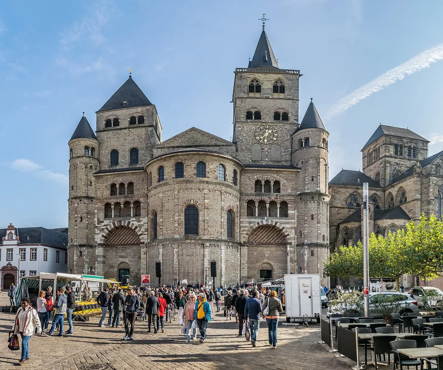 Westfassade des Trierer Doms St. Peter