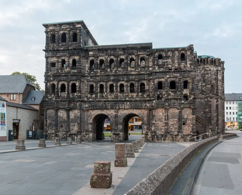 Die Porta Nigra in Trier, UNESCO-Weltkulturerbe aus dunklem Sandstein